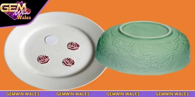 Các dụng cụ xóc đĩa tiêu chuẩn là bộ phận không thể thiếu trong ván chơi